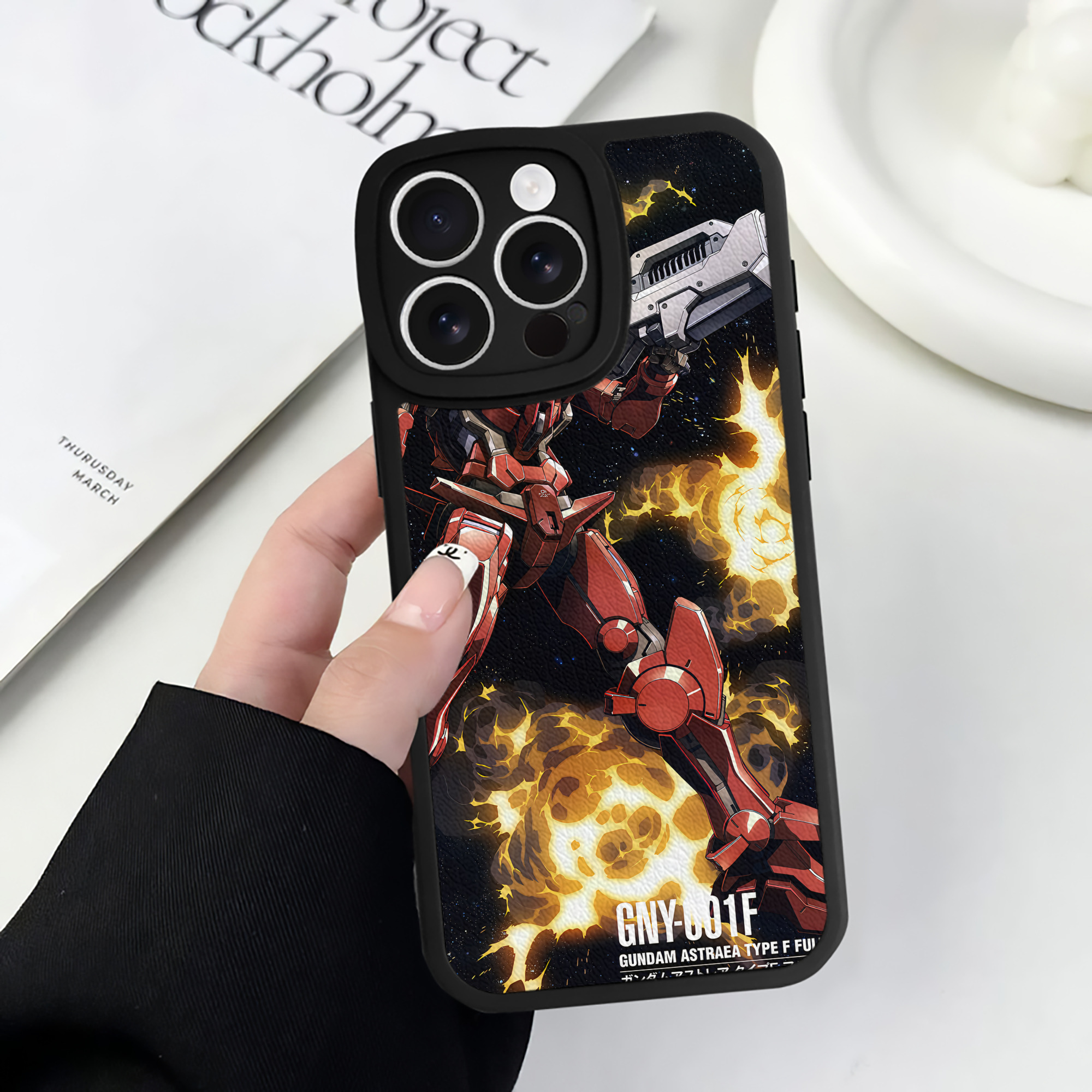 （画像用） 機動戦士ガンダム Mobile Suit Gundam 【iPhone 16シリーズ対応】シリコンスマホケース（レザー調） 材質：シリコン